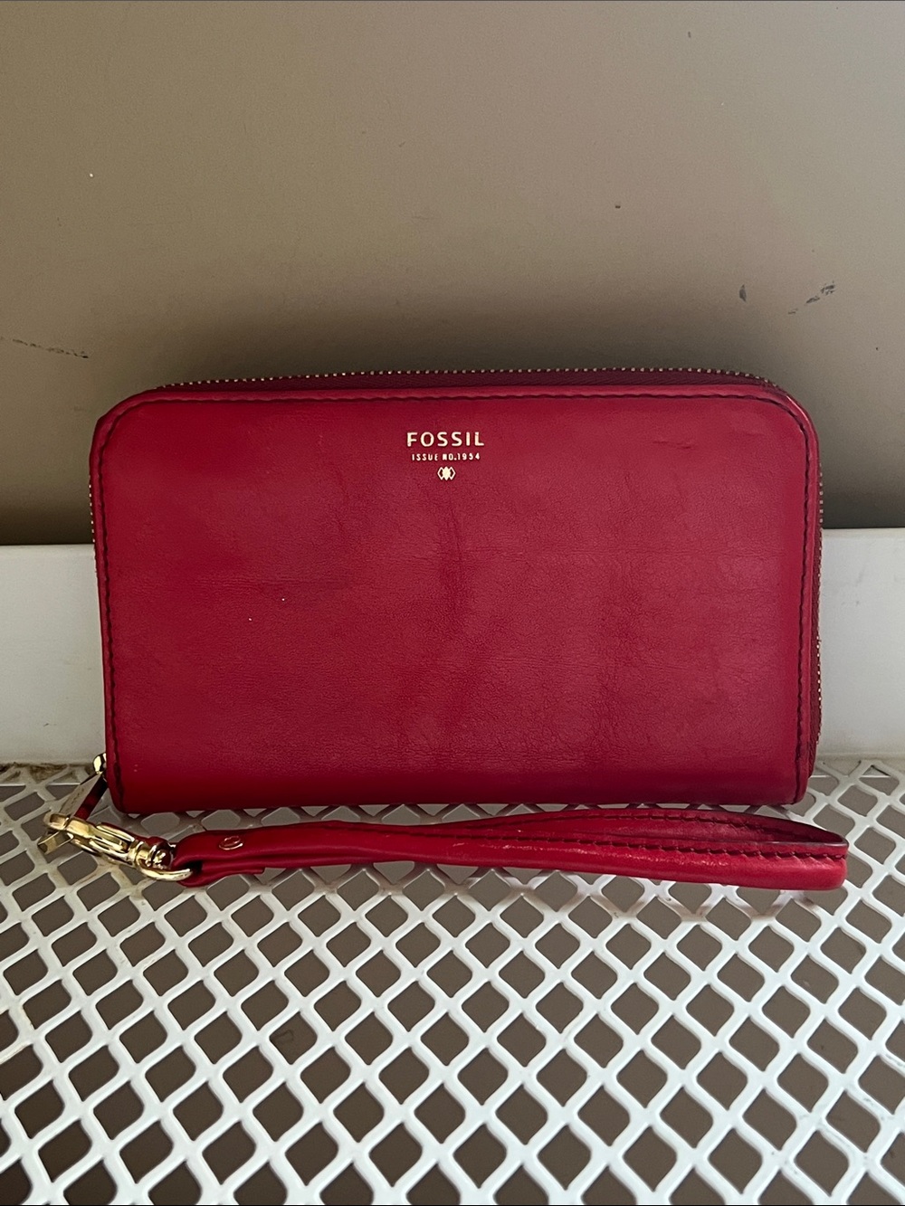 FOSSIL RED WRiSTLET.